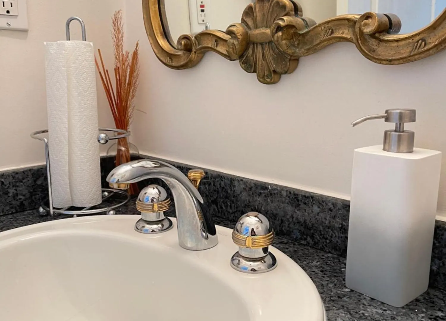 Cozy Guest Rooms Near Ubc, Downtown And Beaches Vancouver Homestay